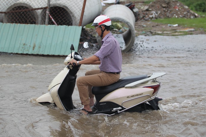  Một số nơi nước ngập cao hơn cả pô xe 