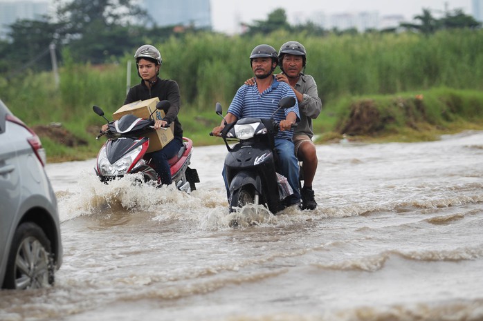 Dù trước đó ngày 28-9 mưa không lớn như ngày 26-9 tuy nhiên đến sáng, nước vẫn ngập trên đường Lương Định Của 