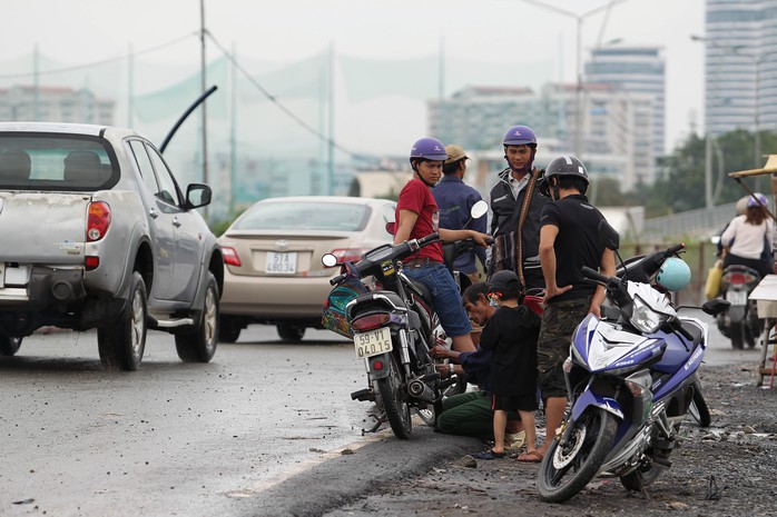  Một hộ dân gần đó cho biết, mỗi sáng có đến cả trăm xe chết máy 