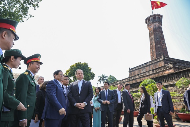 Hai Thủ tướng Việt Nam và Belarus tham quan Cột cờ Hà Nội, thưởng thức cà phê Việt Nam- Ảnh 1. Hai Thủ tướng Việt Nam và Belarus tham quan Cột cờ Hà Nội, thưởng thức cà phê Việt Nam- Ảnh 1.