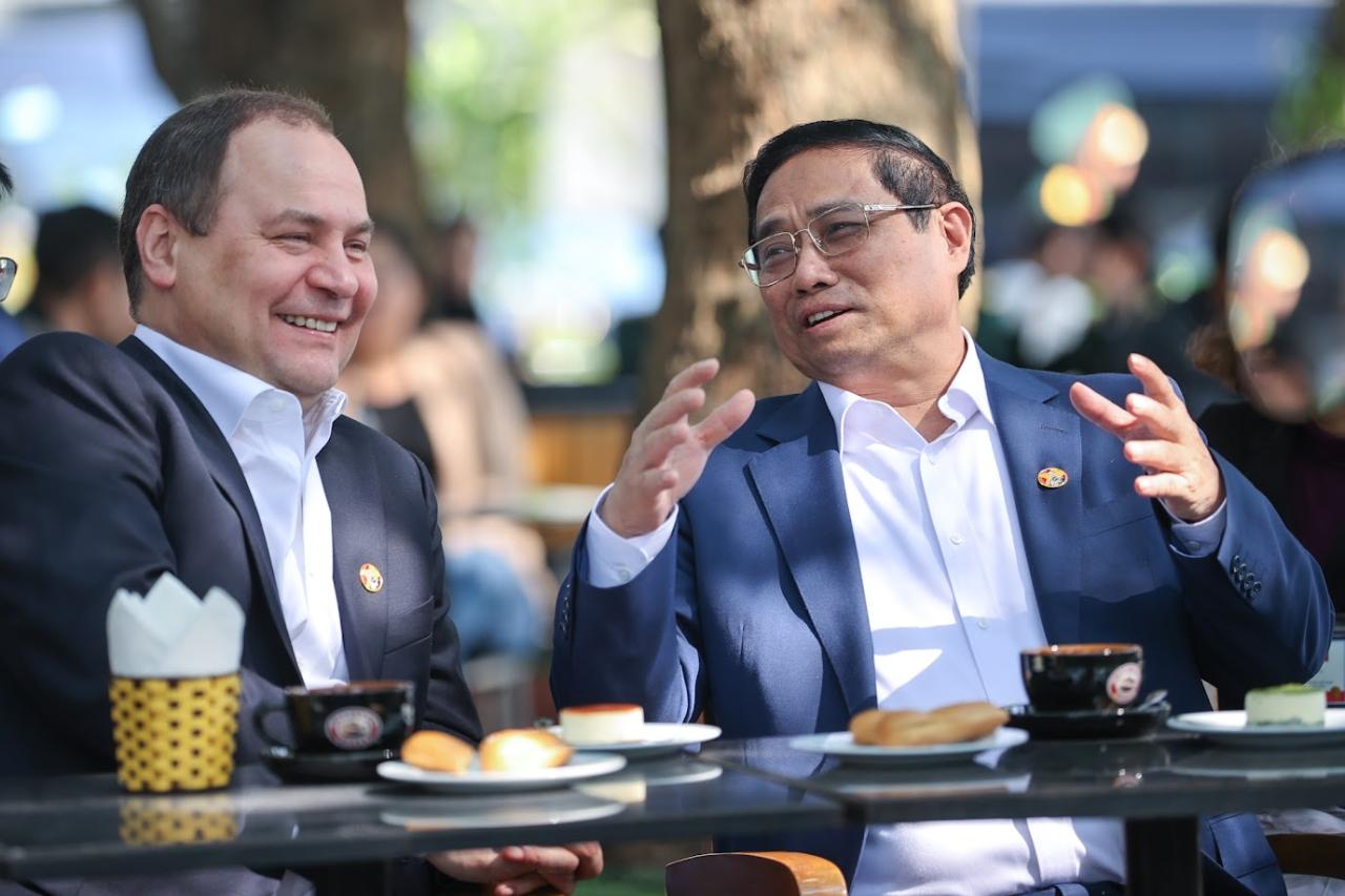 Hai Thủ tướng Việt Nam và Belarus tham quan Cột cờ Hà Nội, thưởng thức cà phê Việt Nam- Ảnh 4. Hai Thủ tướng Việt Nam và Belarus tham quan Cột cờ Hà Nội, thưởng thức cà phê Việt Nam- Ảnh 4.