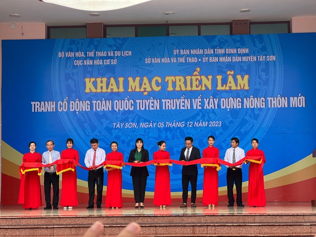 Triển lãm tranh cổ động tấm lớn tuyên truyền về xây dựng nông thôn mới  - Ảnh 1.