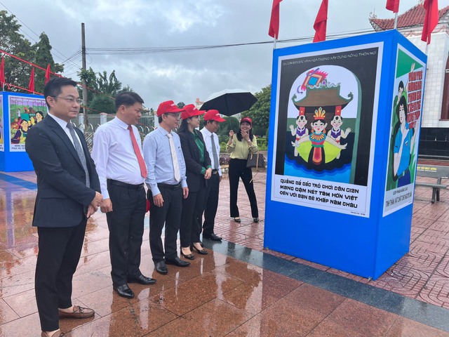 Triển lãm tranh cổ động tấm lớn tuyên truyền về xây dựng nông thôn mới - Ảnh 2.