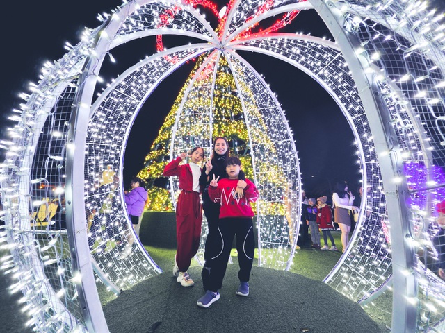 Đà Nẵng, Huế lung linh sắc màu Giáng sinh- Ảnh 3.