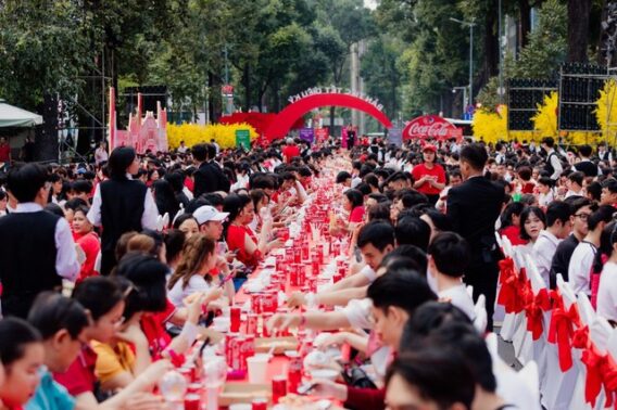 Coca-Cola tổ chức bàn tiệc Tết cho 1.000 gia đình- Ảnh 1.