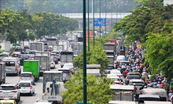Cẩn trọng với xe bus điện nội thành vì an toàn cho hành khách là quan trọng nhất- Ảnh 1.