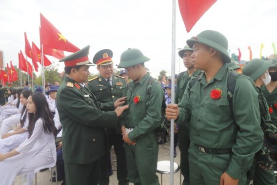 Thanh niên trên địa bàn Quân khu 5 hăng hái tòng quân- Ảnh 1.