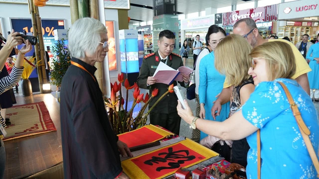 Khách quốc tế: 'Đến với sân bay Nội Bài, tôi thấy khác biệt'- Ảnh 2.
