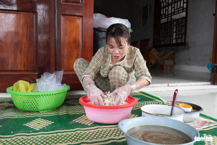 Bánh làm từ hạt lúa nếp rang nổ, gừng xay, nước đường, đậu lạc - Ảnh: HOÀNG TÁO
