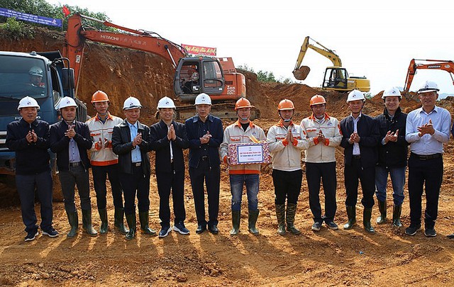 Động viên các đơn vị thi công xuyên Tết dự án đường dây 500kV mạch 3- Ảnh 6.