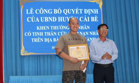 Khen thưởng người cứu bé 3 tuổi bị ném xuống kênh- Ảnh 1.