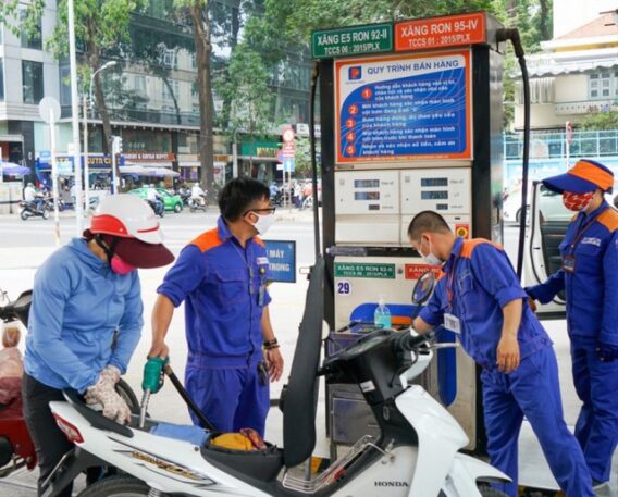 Giá xăng tăng hơn 700 đồng/lít từ chiều nay- Ảnh 1.