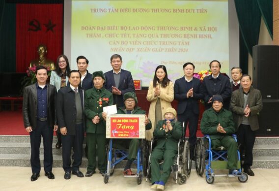 Hàng triệu người nghèo, người có công được chăm lo dịp Tết Nguyên Đán- Ảnh 1.