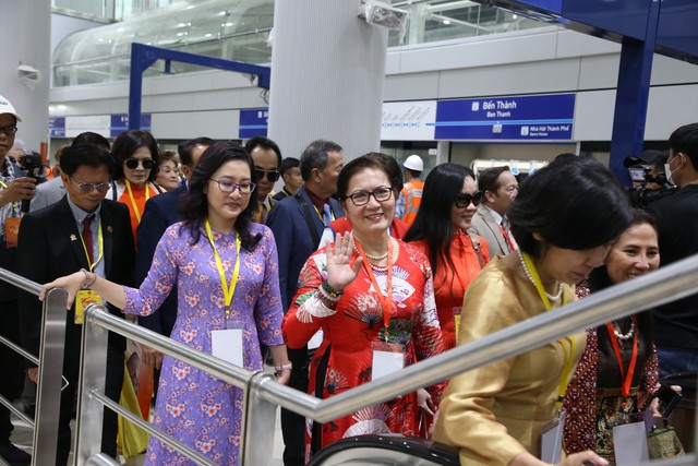 Đoàn đại biểu kiều bào dâng hương tưởng niệm vua Hùng và trải nghiệm tuyến Metro số 1 TPHCM- Ảnh 4. Đoàn đại biểu kiều bào dâng hương tưởng niệm vua Hùng và trải nghiệm tuyến Metro số 1 TPHCM- Ảnh 4.