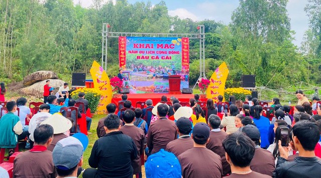 Thời tiết đẹp, du lịch miền Trung hút khách dịp Tết- Ảnh 4.