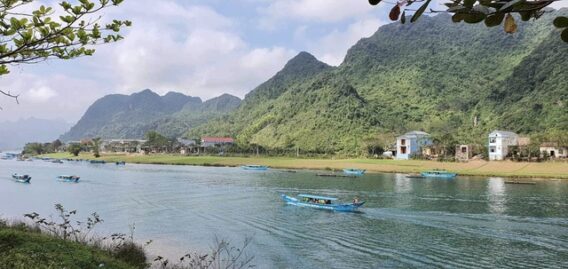 Thời tiết đẹp, du lịch miền Trung hút khách dịp Tết- Ảnh 1.