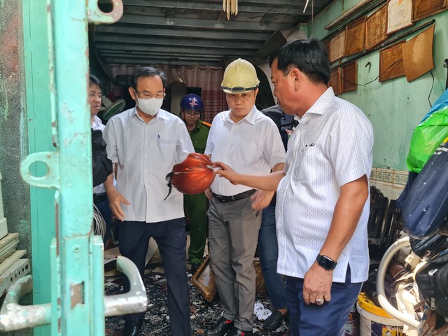 Bí thư Thành ủy TPHCM thăm hỏi gia đình nạn nhân vụ cháy ở Quận 10- Ảnh 2. Bí thư Thành ủy TPHCM thăm hỏi gia đình nạn nhân vụ cháy ở Quận 10- Ảnh 2.