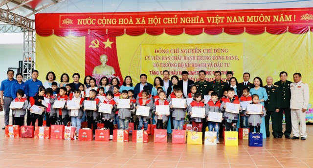 Tri ân các chiến sĩ, gia đình chính sách tại Vị Xuyên, Hà Giang- Ảnh 6. Tri ân các chiến sĩ, gia đình chính sách tại Vị Xuyên, Hà Giang- Ảnh 6.