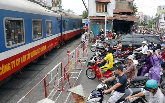 Ưu tiên bố trí kinh phí nâng cấp đường ngang, xóa lối đi tự mở qua đường sắt- Ảnh 1.