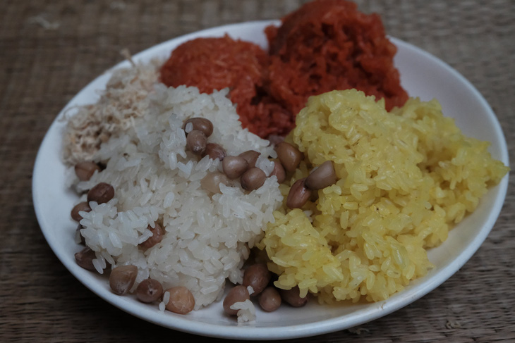 Đĩa xôi Phú Thượng với các loại xôi đỗ, xôi gấc, xôi xéo (trong đĩa thiếu đỗ xanh)... để từ sáng tới chiều vẫn mềm, dẻo - Ảnh: ĐẬU DUNG Đĩa xôi Phú Thượng với các loại xôi đỗ, xôi gấc, xôi xéo (trong đĩa thiếu đỗ xanh)... để từ sáng tới chiều vẫn mềm, dẻo - Ảnh: ĐẬU DUNG