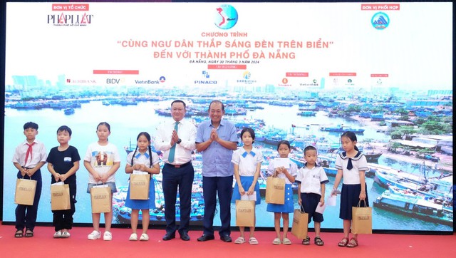 Cùng ngư dân thắp sáng đèn trên biển, chung tay gỡ 'thẻ vàng' cho ngành hải sản- Ảnh 2.