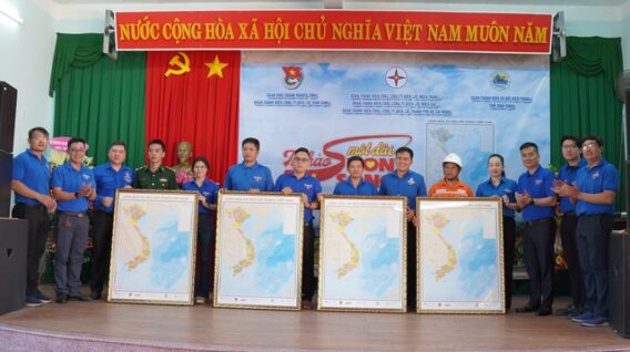 Tuổi trẻ ngành điện trao những món quà ý nghĩa đến với xã đảo- Ảnh 1.