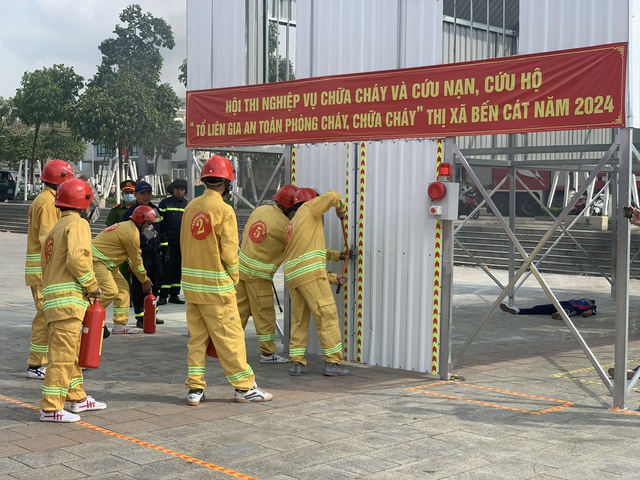 Bình Dương: Hội thi PCCC&CNCH 'Tổ liên gia an toàn PCCC' năm 2024- Ảnh 2. Bình Dương: Hội thi PCCC&CNCH 'Tổ liên gia an toàn PCCC' năm 2024- Ảnh 2.
