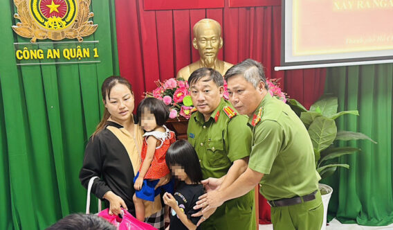 Công an TPHCM giải cứu hai bé gái 'mất tích' ở phố đi bộ Nguyễn Huệ- Ảnh 1.