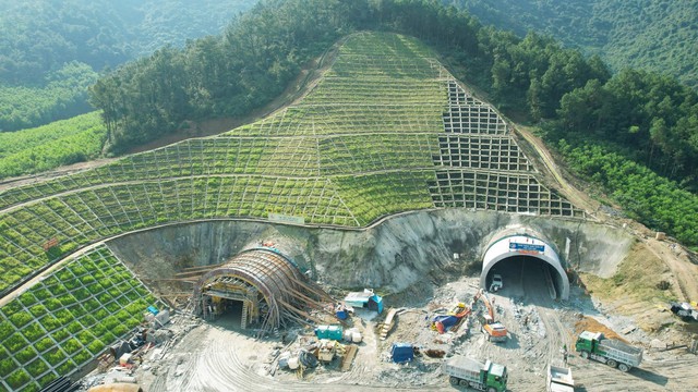 Cao tốc Diễn Châu-Bãi Vọt 'chạy nước rút' để thông xe vào 30/4- Ảnh 2. Cao tốc Diễn Châu-Bãi Vọt 'chạy nước rút' để thông xe vào 30/4- Ảnh 2.