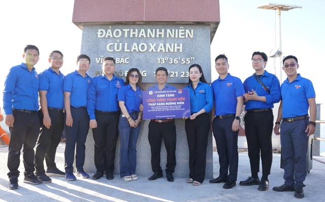 Tuổi trẻ ngành điện trao những món quà ý nghĩa đến với xã đảo- Ảnh 2. Tuổi trẻ ngành điện trao những món quà ý nghĩa đến với xã đảo- Ảnh 2.