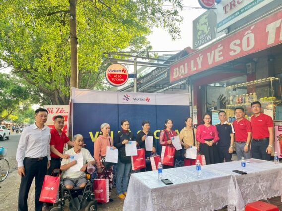Quỹ Tâm Tài Việt và Vietlott trao tặng bảo hiểm sức khỏe đến người phân phối xổ số- Ảnh 1.