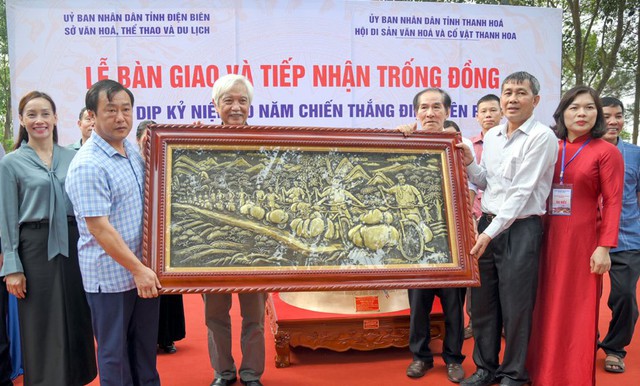 Trao tặng Trống đồng cho tỉnh Điện Biên nhân kỷ niệm 70 năm Chiến thắng Điện Biên Phủ- Ảnh 2. Trao tặng Trống đồng cho tỉnh Điện Biên nhân kỷ niệm 70 năm Chiến thắng Điện Biên Phủ- Ảnh 2.