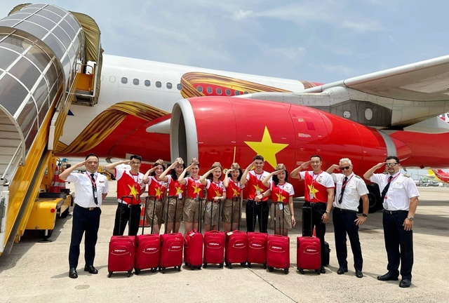Những chuyến bay Vietjet rực rỡ cờ đỏ sao vàng - Ảnh 2.