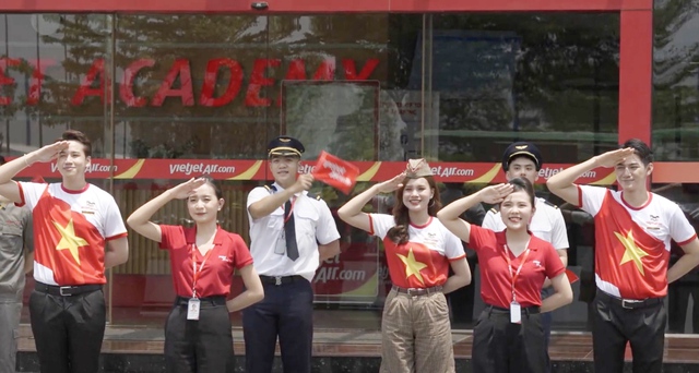 Những chuyến bay Vietjet rực rỡ cờ đỏ sao vàng - Ảnh 4.