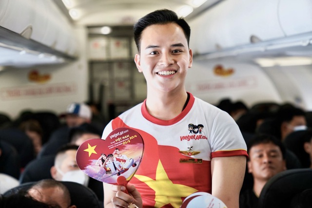 Những chuyến bay Vietjet rực rỡ cờ đỏ sao vàng - Ảnh 7.