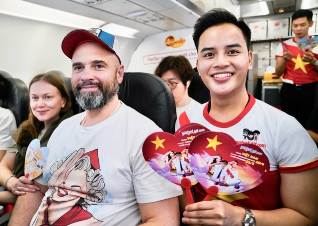 Những chuyến bay Vietjet rực rỡ cờ đỏ sao vàng - Ảnh 8.