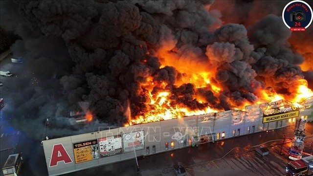 Thư thăm hỏi bà con bị thiệt hại tại vụ cháy trung tâm thương mại ở Ba Lan- Ảnh 1.