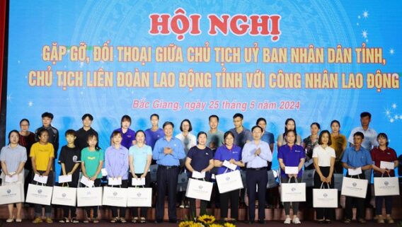 Lãnh đạo Bắc Giang gặp gỡ, lắng nghe tâm tư nguyện vọng của công nhân lao động- Ảnh 1.