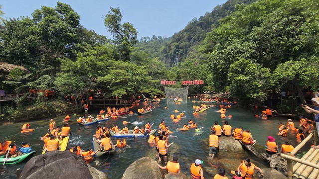 Miền Trung: Du lịch sinh thái, biển hút khách dịp lễ 30/4-1/5- Ảnh 1.