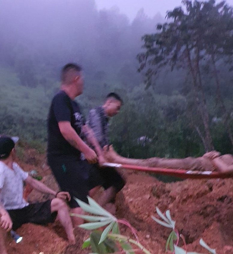 11 người chết và bị thương trong vụ sạt lở đất đặc biệt nghiêm trọng tại Hà Giang - Ảnh 3. 11 người chết và bị thương trong vụ sạt lở đất đặc biệt nghiêm trọng tại Hà Giang - Ảnh 3.