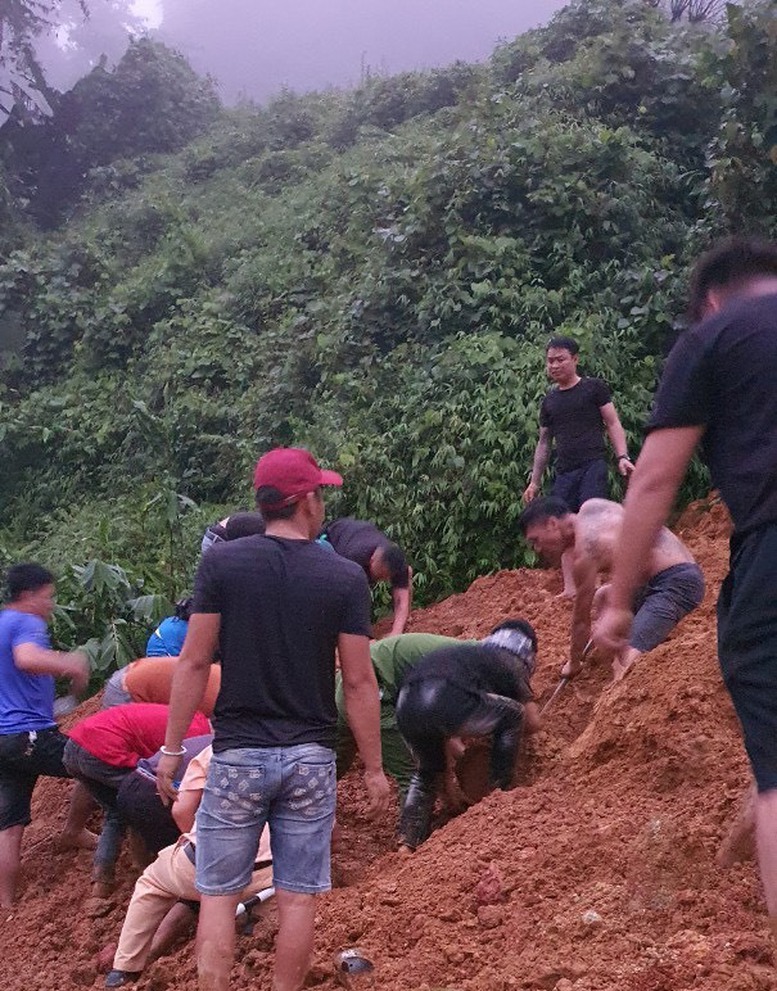 11 người chết và bị thương trong vụ sạt lở đất đặc biệt nghiêm trọng tại Hà Giang - Ảnh 2. 11 người chết và bị thương trong vụ sạt lở đất đặc biệt nghiêm trọng tại Hà Giang - Ảnh 2.
