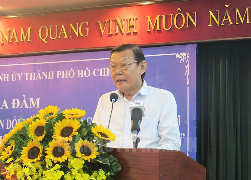 Chủ tịch Hội Nhà báo TP Nguyễn Tấn Phong phát biểu đề dẫn tọa đàm