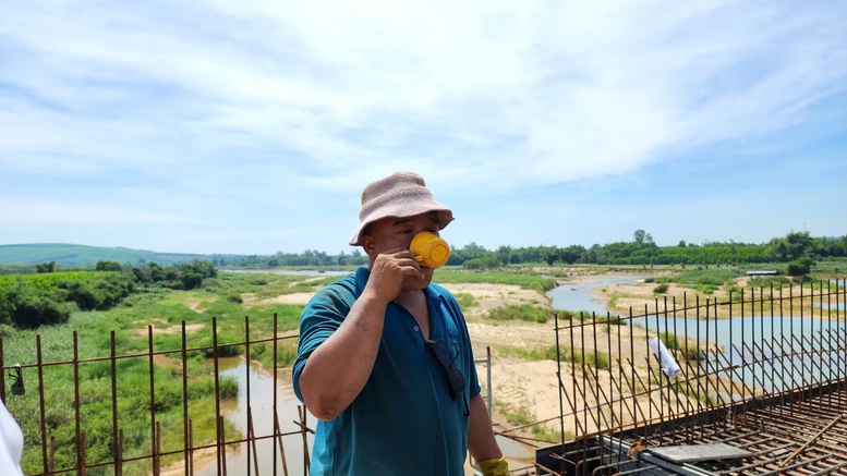 Gần 4.000 công nhân dồn lực thi công cao tốc Quảng Ngãi - Hoài Nhơn trước khi mùa mưa đến- Ảnh 2. Gần 4.000 công nhân dồn lực thi công cao tốc Quảng Ngãi - Hoài Nhơn trước khi mùa mưa đến- Ảnh 2.