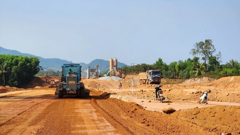 Gần 4.000 công nhân dồn lực thi công cao tốc Quảng Ngãi - Hoài Nhơn trước khi mùa mưa đến- Ảnh 4. Gần 4.000 công nhân dồn lực thi công cao tốc Quảng Ngãi - Hoài Nhơn trước khi mùa mưa đến- Ảnh 4.