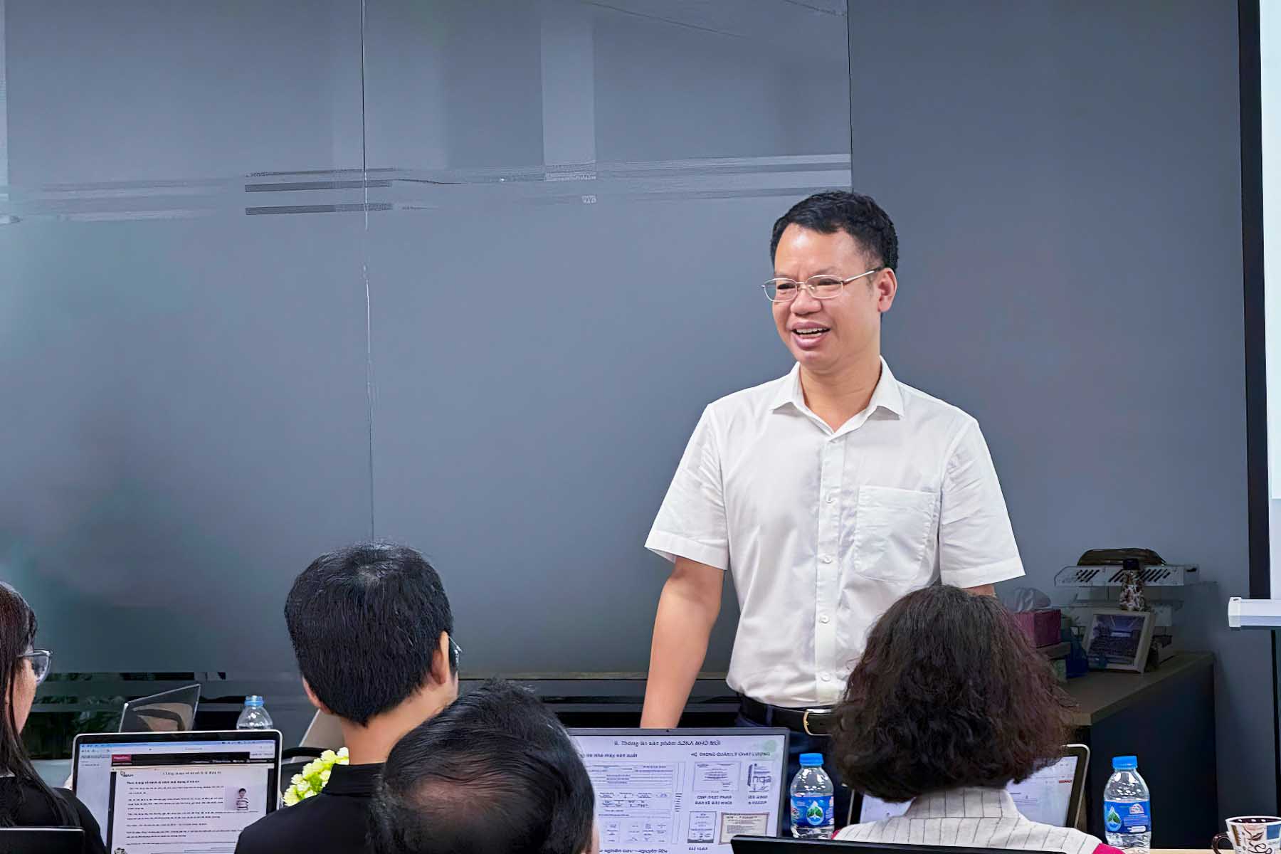 Hình ảnh không gian làm việc hiện đại của Công ty Cổ phần Anvy, với đội ngũ nhân viên chuyên nghiệp đang làm việc trong một môi trường sáng tạo và năng động. 