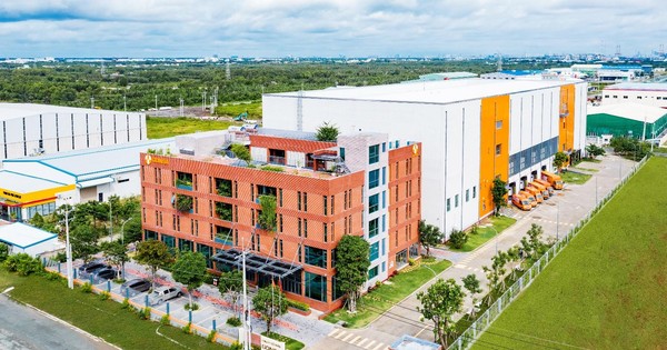 Ảnh chụp toàn cảnh trụ sở chính của Công ty Cổ phần Gonsa, với kiến trúc hiện đại và không gian rộng rãi. Bức ảnh này thể hiện quy mô và sự chuyên nghiệp của công ty trong lĩnh vực xây dựng và cung cấp vật liệu