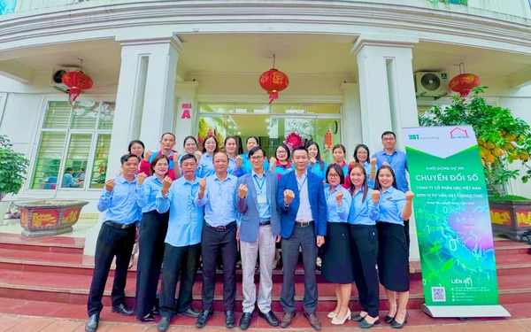 Hình ảnh này ghi lại khoảnh khắc làm việc của đội ngũ nhân viên tại công ty cổ phần ABC Việt Nam. Với sự hỗ trợ của các chuyên gia giàu kinh nghiệm, công ty luôn chú trọng đào tạo nhân viên, giúp họ phát triển nghề nghiệp và đóng góp vào sự phát triển chung của doanh nghiệp. 