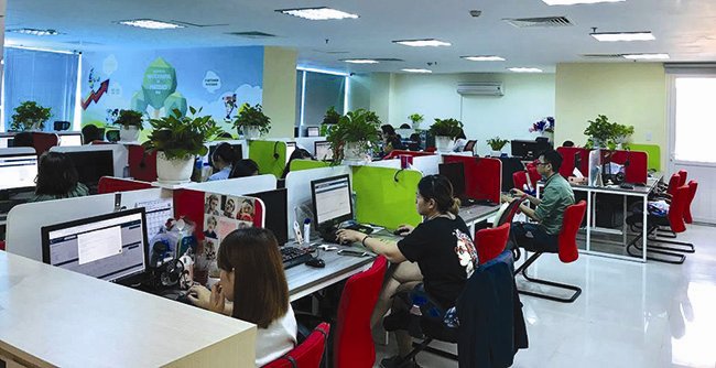 Công Ty Cổ Phần BPO Mắt Bão Tiên Phong Trong Lĩnh Vực Dịch Vụ Outsourcing Tại Việt Nam 2 Văn phòng hiện đại và không gian làm việc sáng tạo của Công Ty Cổ Phần BPO Mắt Bão. Đây là nơi các chuyên gia của công ty nỗ lực mỗi ngày để cung cấp các dịch vụ gia công quy trình kinh doanh chất lượng cao, hỗ trợ khách hàng tối ưu hóa hoạt động và giảm chi phí.