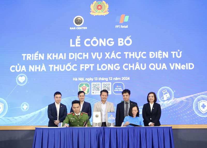 Công Ty Cổ Phần Dược Phẩm FPT Long Châu Đơn Vị Tiên Phong Trong Ngành Dược Việt Nam 2 Lễ công bố triển khai dịch vụ xác thực điện tử của hệ thống nhà thuốc Long Châu qua VNeID.