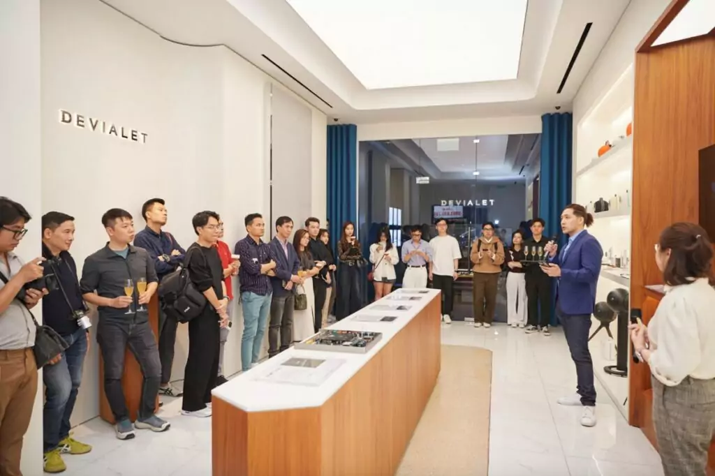 Công ty Cổ phần Quốc tế Tam Sơn hành trình vươn tới đỉnh cao trong ngành bán lẻ xa xỉ tại Việt Nam 2 Ảnh khách hàng đang trải nghiệm dịch vụ tại cửa hàng Tam Sơn, với đội ngũ nhân viên tư vấn tận tình.
